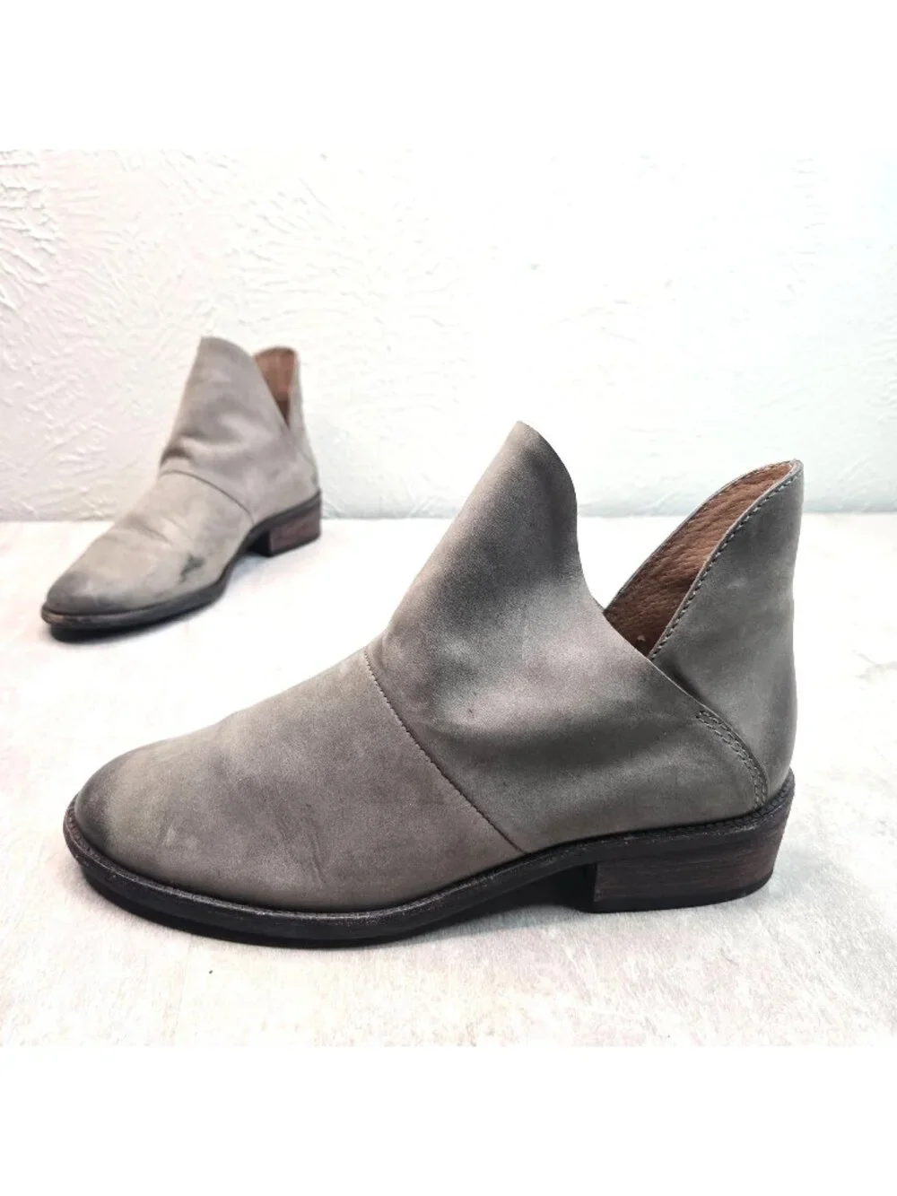 Steve Madden Ankle Booties Size 7 Gray Distressed Leather Low Heel Western Boots